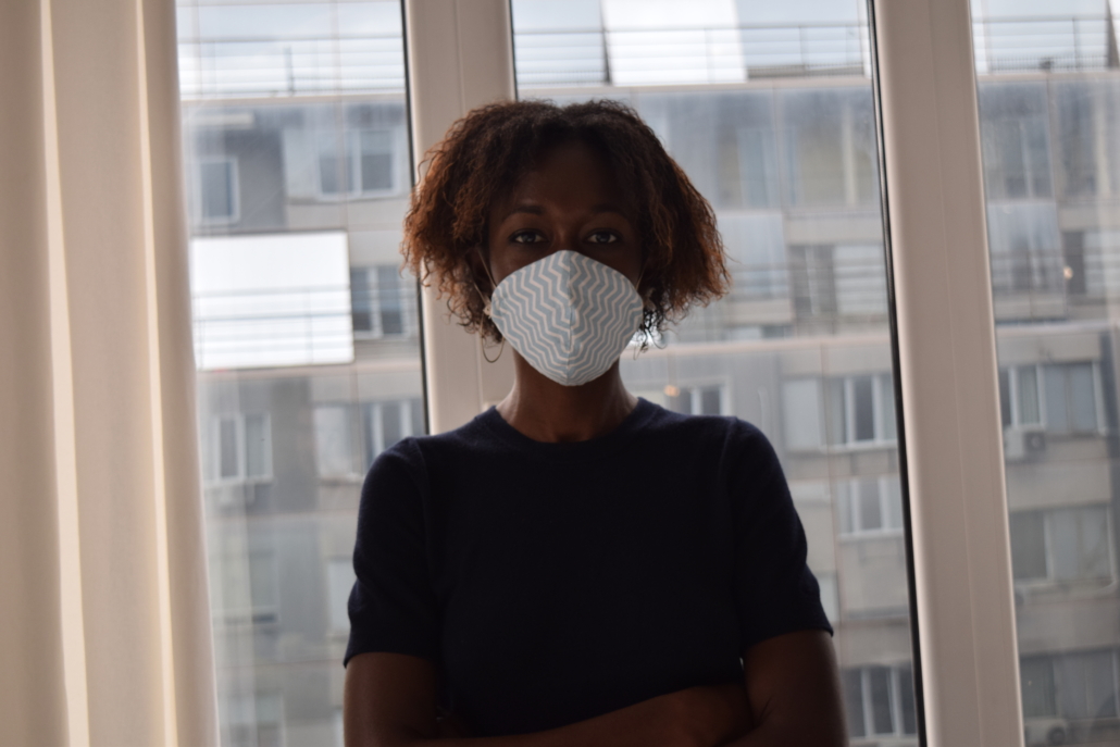 Jelia Jelia wears a mask